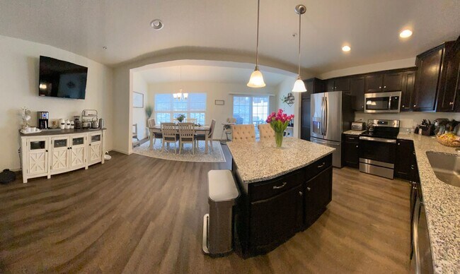 Building Photo - Beautiful 3 Bedroom, 2.5 Bathroom Home in ...