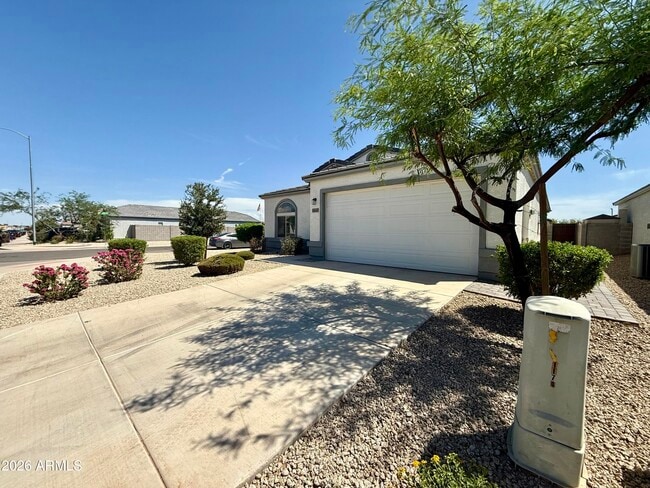 Building Photo - 1647 W Aztec Dr
