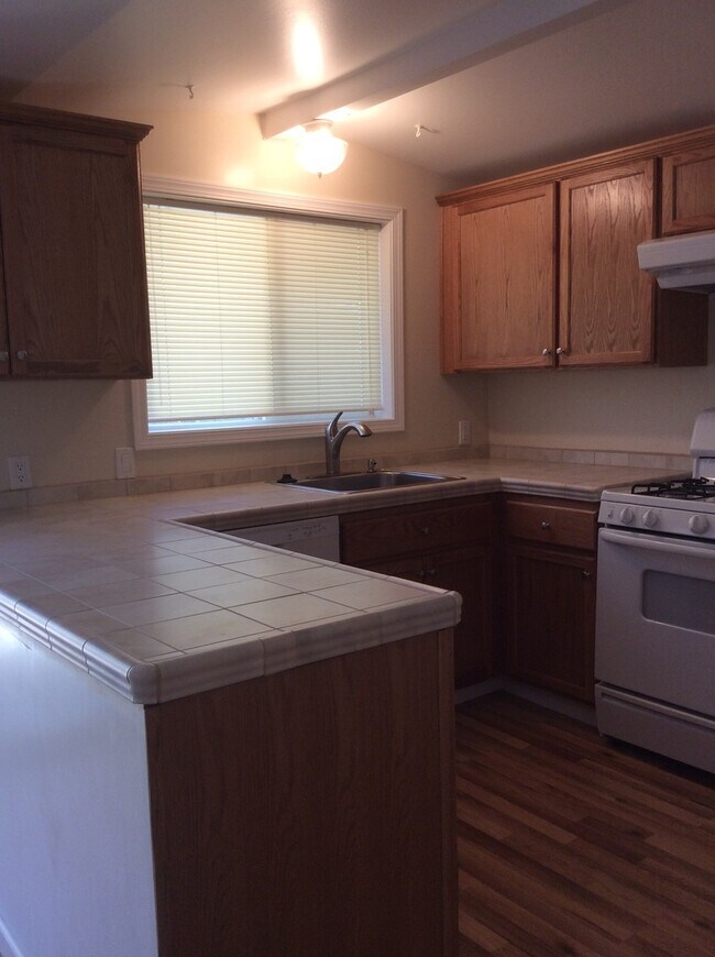 Building Photo - 635 NE Penn Ave