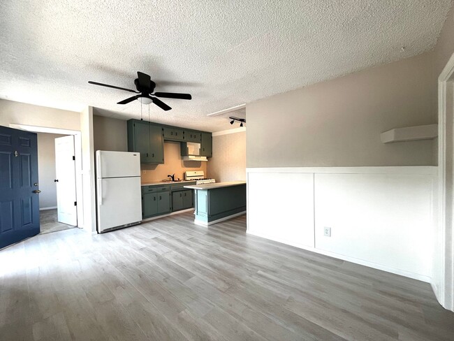 Building Photo - Beautifully renovated 3 bedroom unit in La...