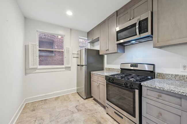 Kitchen area with new stainless steel appliances - 2431 Linden Ave