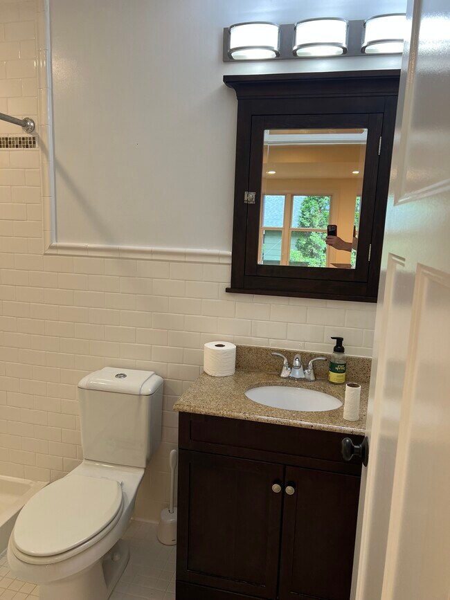 Baño - 2726 N Harrison St