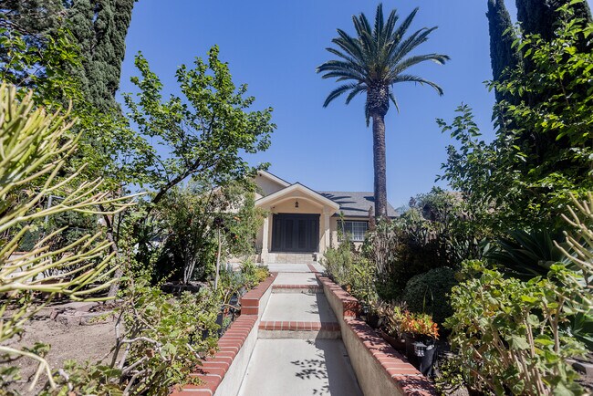 Foto del edificio - 1545 E Orange Grove Blvd