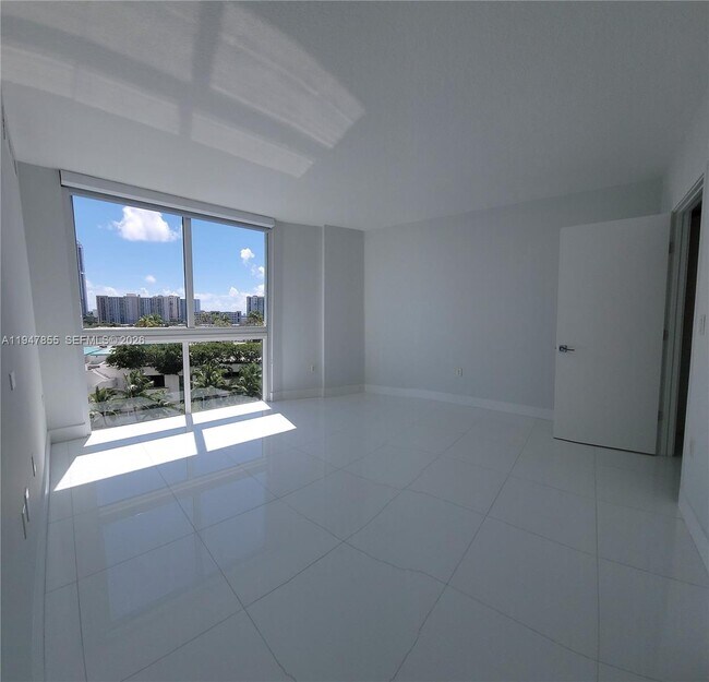 Foto del edificio - 250 Sunny Isles Blvd