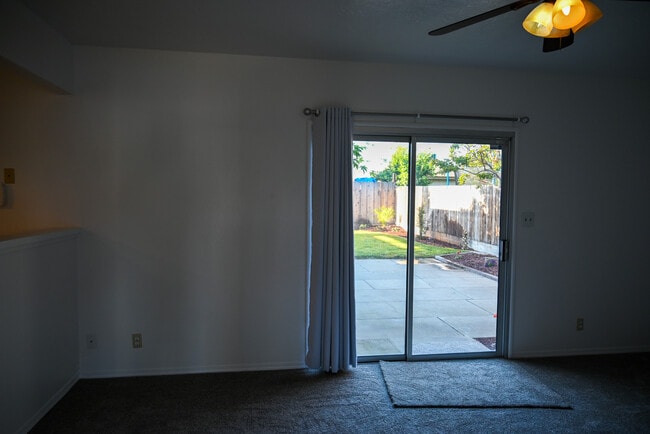 Building Photo - 881 W Rialto Ave