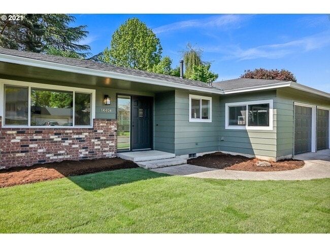 Beautiful 3-bdr/2-bath ranch in Argay Terrace—2 living areas, 2-car garage, & large, fenced yard! - Beautiful 3-bdr/2-bath ranch in Argay Terrace—2 living areas, 2-car garage, & large, fenced yard! House