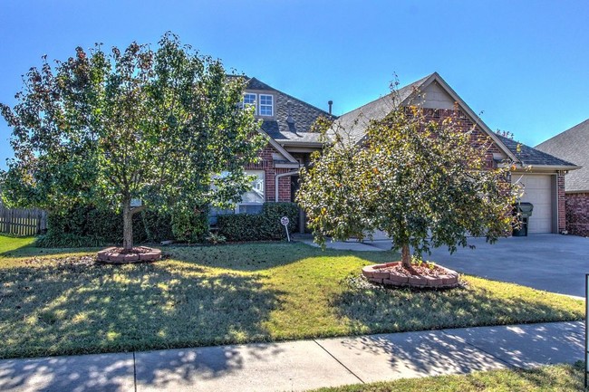 Building Photo - LARGE PRISTINE HOME IN OWASSO