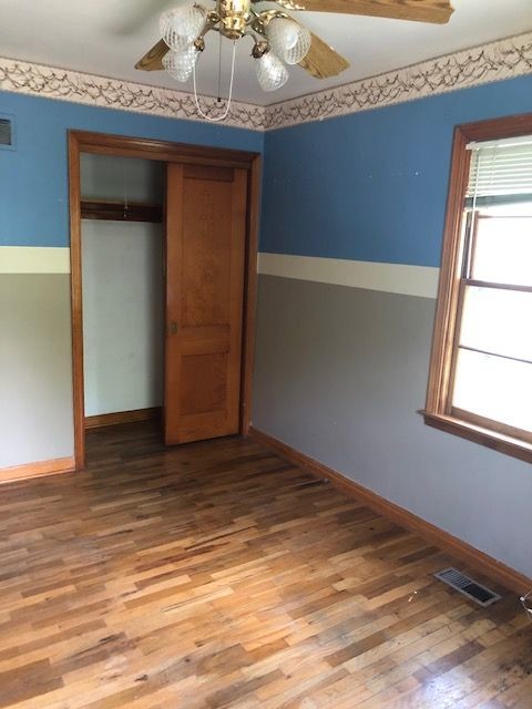 Building Photo - 3BR/1BA Near Gage Park