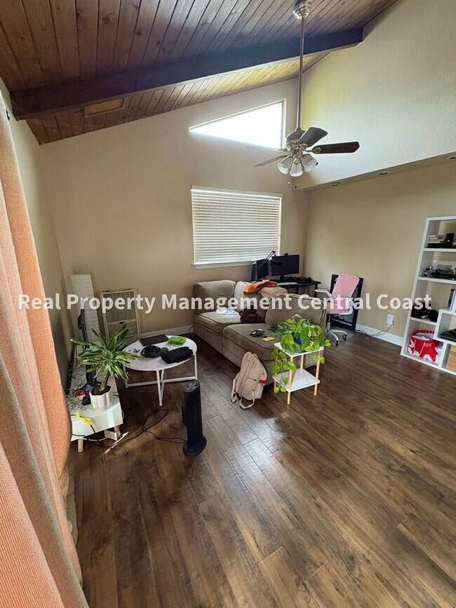 Building Photo - AVAILABLE SEPTEMBER - Updated Home Near Ca...