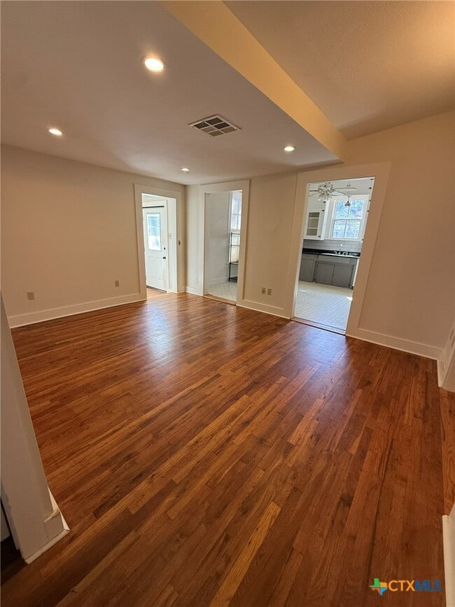 Building Photo - 619 E Donegan St