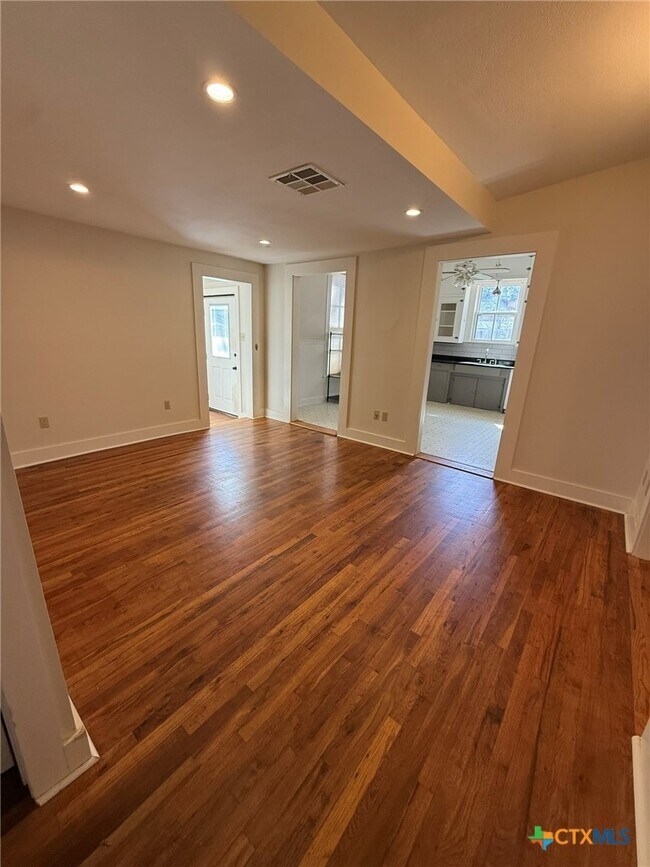 Foto del edificio - 619 E Donegan St