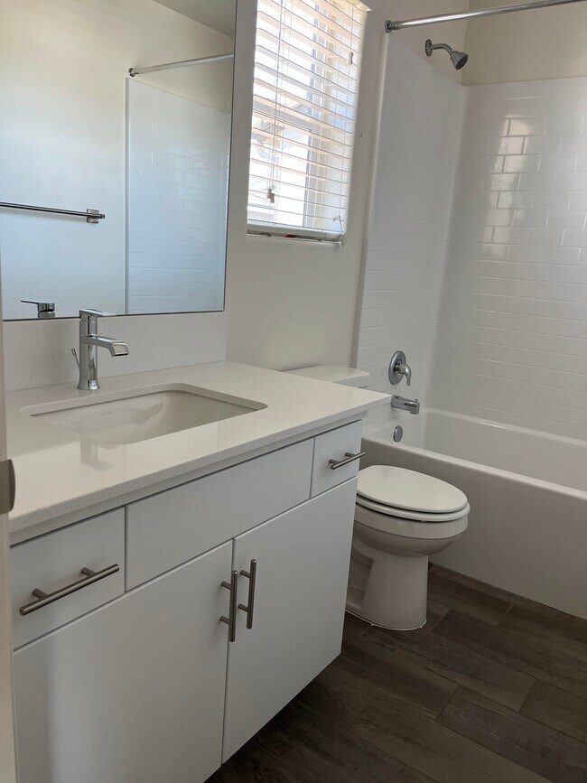 Baños - 2046 N Hammel Ln