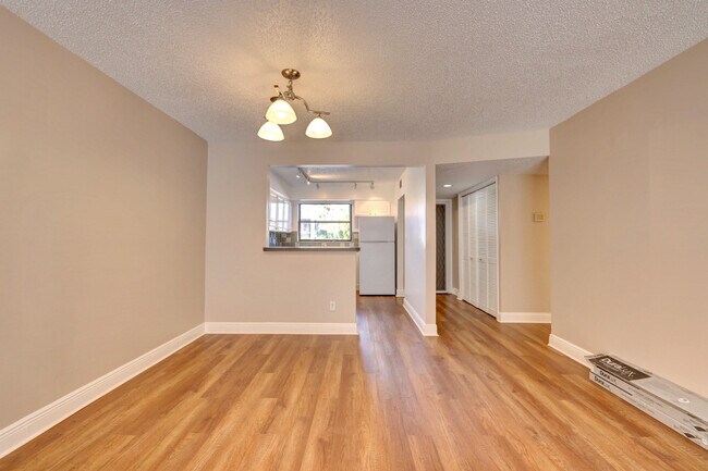 Building Photo - 1270 SE Parkview Pl