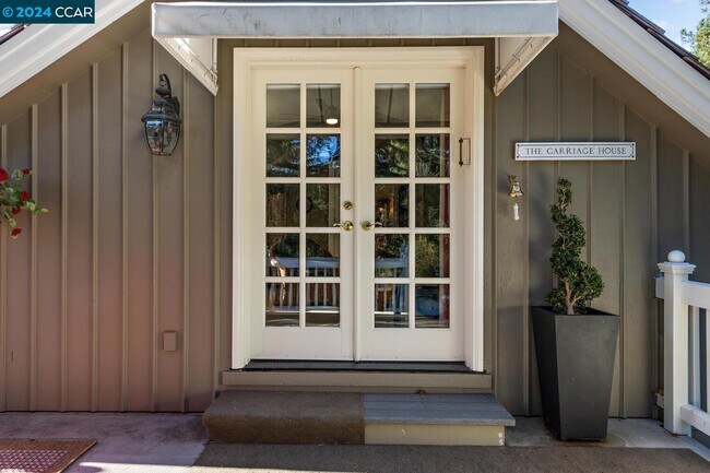 Building Photo - 391 Bryan Dr