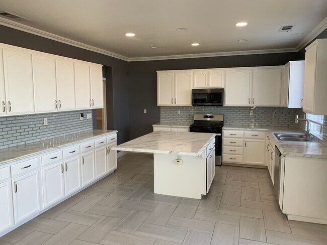 Foto del edificio - Beautiful 2 Story Home Ready To Be Called ...
