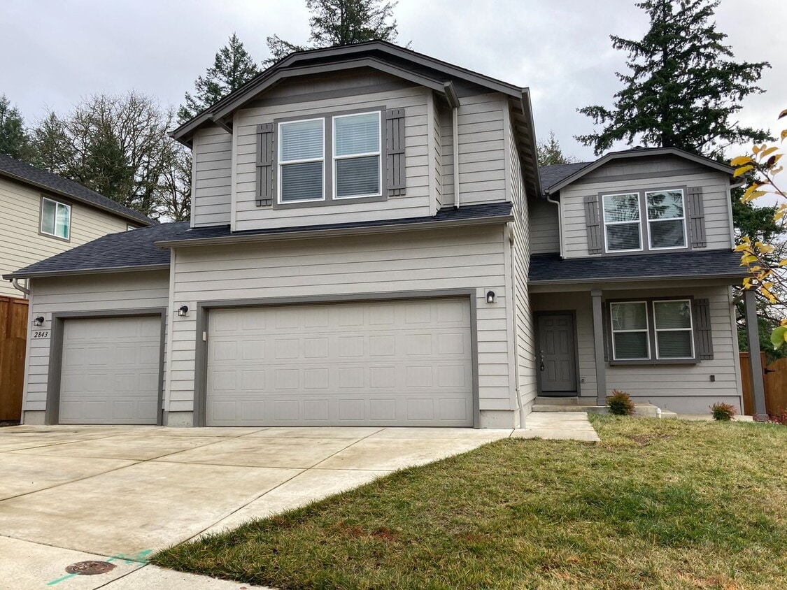 Primary Photo - Newer Home In North Albany! Nealy 2500 sq ...