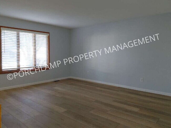 Building Photo - 587 Maryland Ave NE