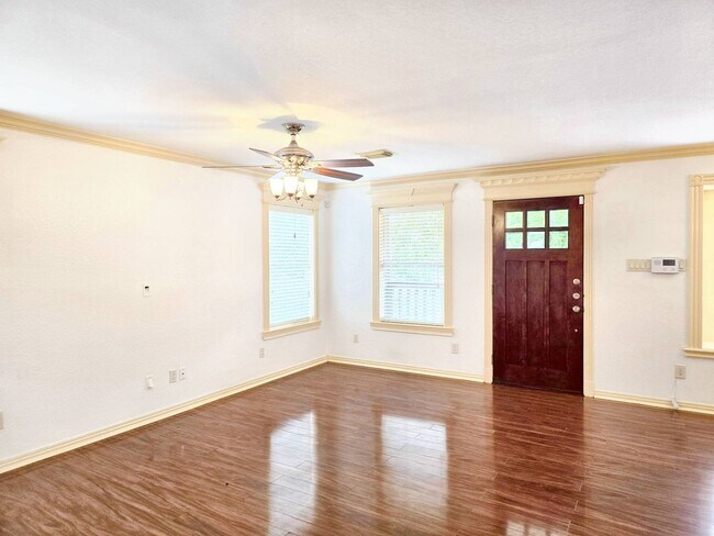 Building Photo - 828 E 39th St