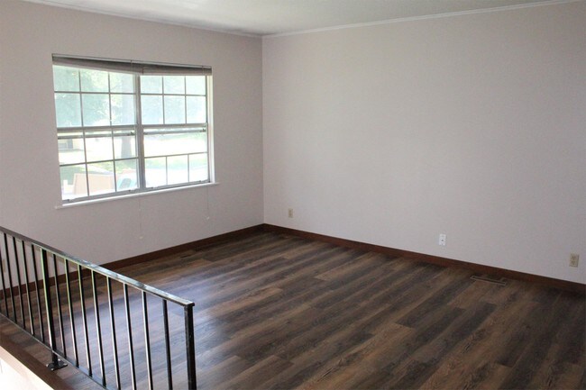 Building Photo - 6617 Kelburn Ln NE