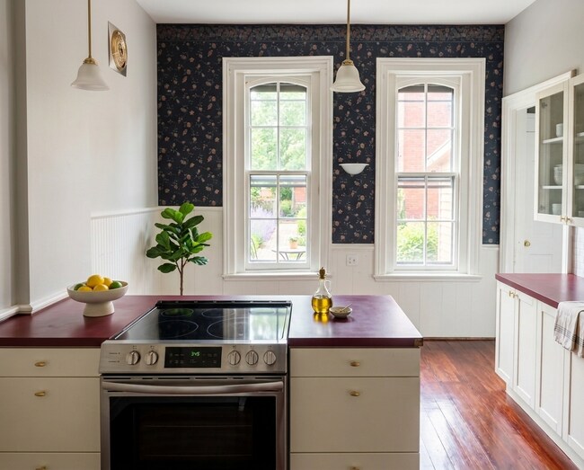 Cocina preciosa y luminosa con electrodomésticos de acero inoxidable modernos. - 87 Prospect Ave