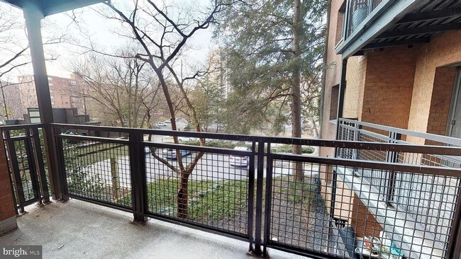 Foto del edificio - 7611 Maple Ave