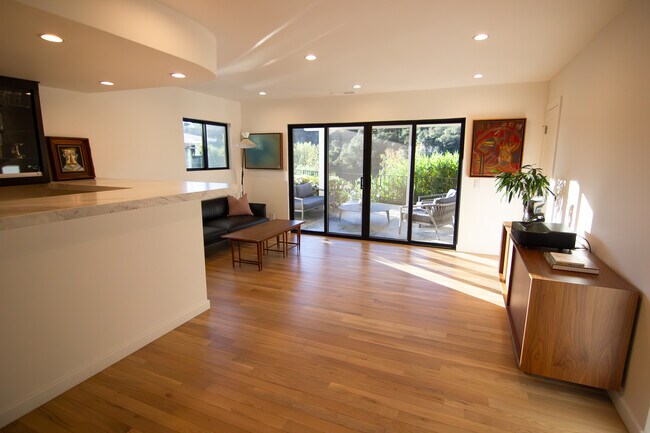 Building Photo - 1310 J Lee Cir