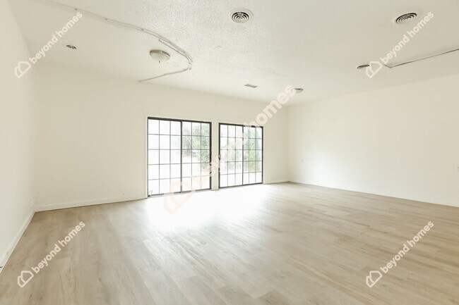 Foto del edificio - This Cozy 4 bedroom / 2 full bath and 2,09...