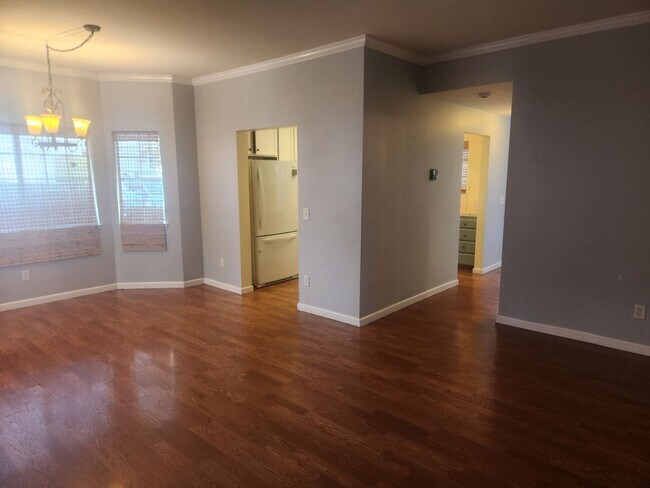 Foto del edificio - Beautiful well maintained two story, two bedroom townhouse with private backyard.