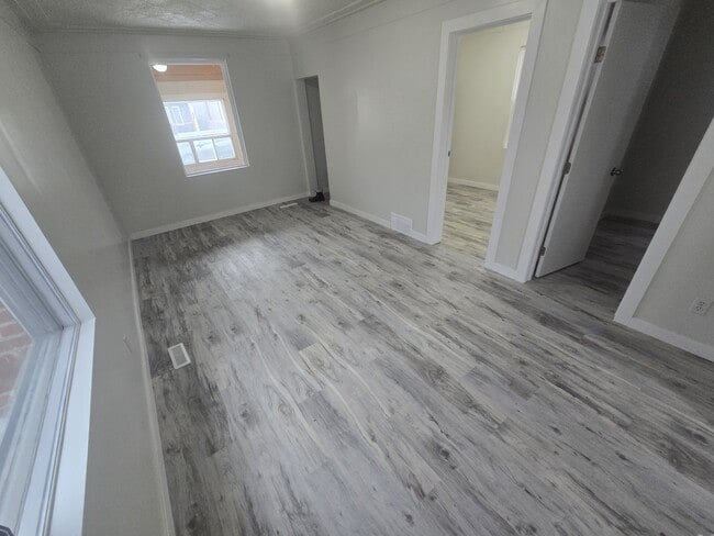 Building Photo - 418 Harbison Ave W