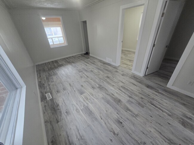 Photo du bâtiment - 418 Harbison Ave W