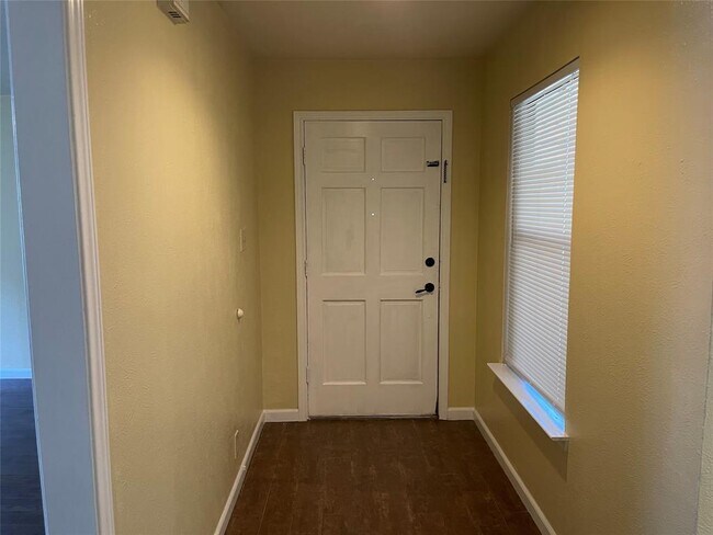 Building Photo - 130 Hollyhill Ln
