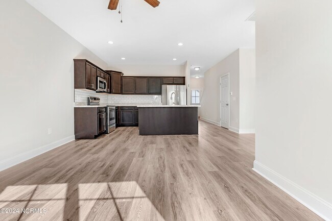 Building Photo - 327 S Stingray Ln
