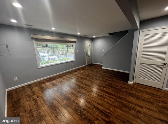 Building Photo - 302 Woodside Cir