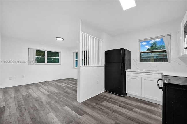 Building Photo - 2435 Plunkett St