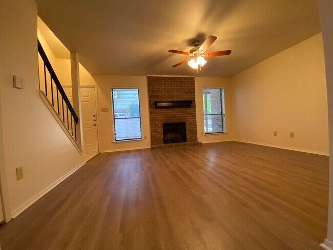 Foto del edificio - College Station -2 bedroom/ 2.5 bath - 2 story condo with washer/dryer!!