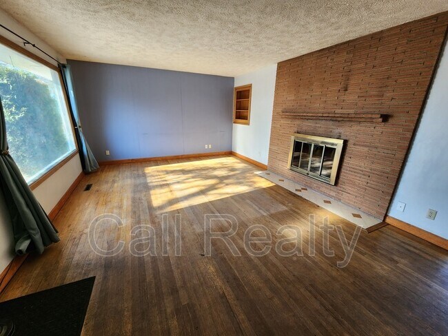 Building Photo - 7617 E Euclid Ave