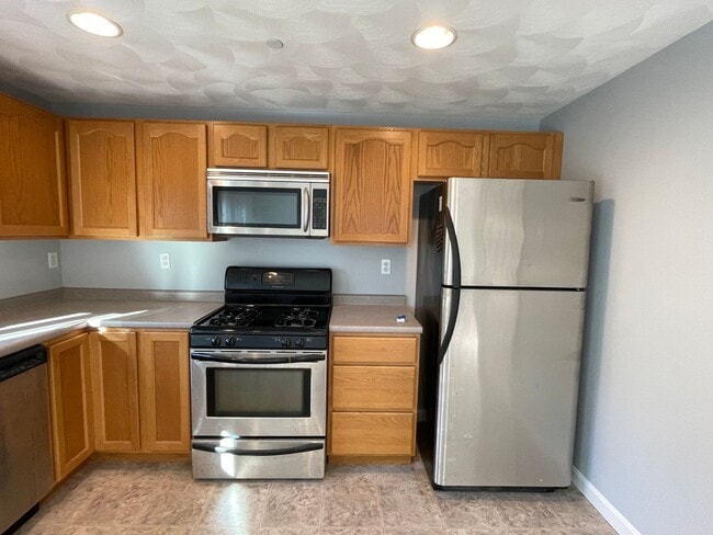 Building Photo - Beautifully updated 2 bedroom / 1.5 bath e...