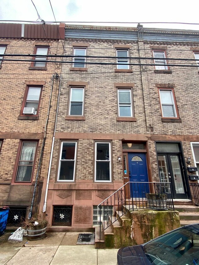 Foto principal - Gorgeous 6-Bedroom Rowhome in South Philad...