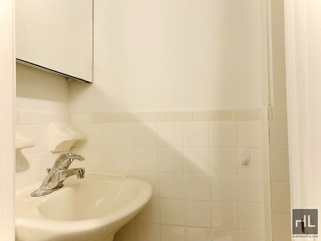 Building Photo - NO FEE Two Bed on Upper East Side! Won't S...