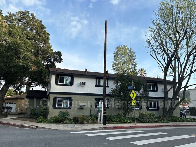 Foto del edificio - 10560 Sherman Grove Ave