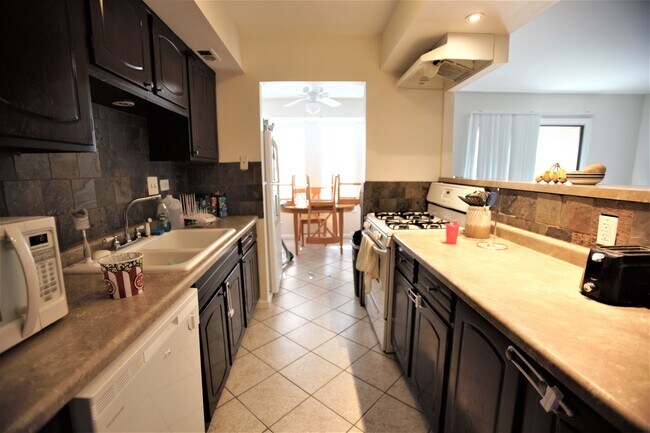 Building Photo - 2210 Country Club Dr