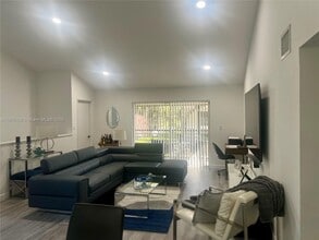 Building Photo - 707 Gardens Dr