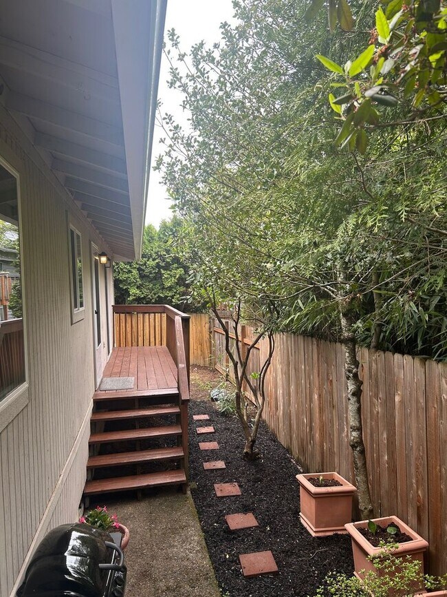 Building Photo - SW Portland 2 BD Home with Garage & Outdoor Space