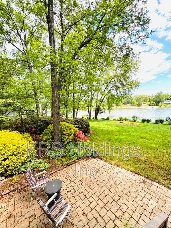 Foto del edificio - 487 Westwood Rd