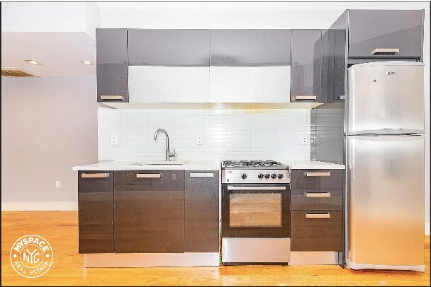 Building Photo - 456 Madison St