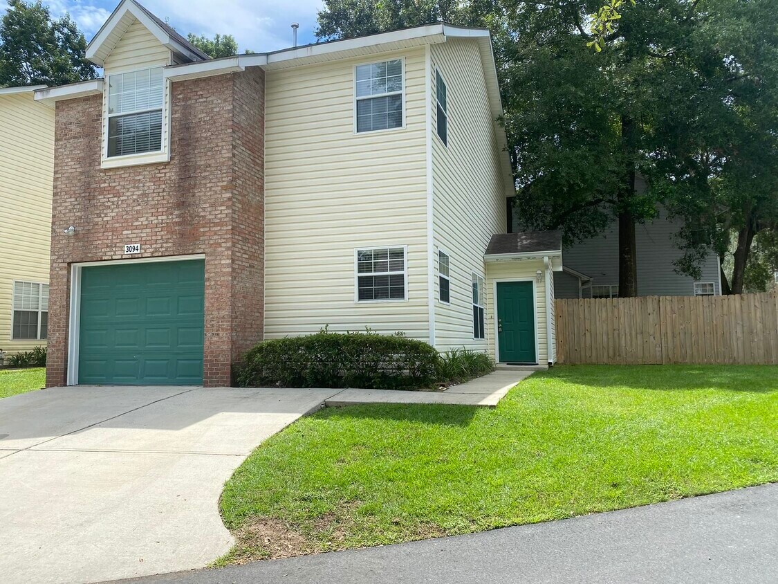 Foto principal - 3094 E Camelliawood Cir