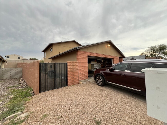 Building Photo - 4560 W Dunn Pl