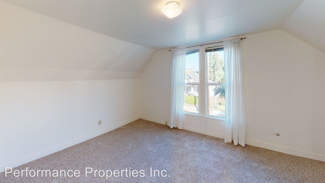 Building Photo - 4125 SE 33rd Ave