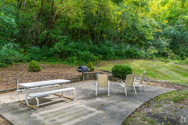 Grilling Area - Huntington Hills Apartments & Townhomes