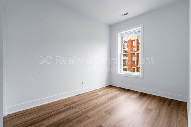 Building Photo - 3744 N Wilton Ave